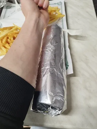 Rollo XXL en Albacete servido con patatas en Kebab Farah